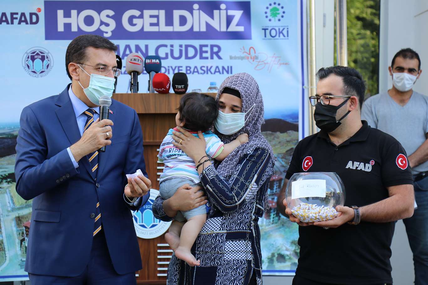 Malatya Gelincik Tepesinde yapılan konutların kura çekimi yapıldı Malatya Gelincik Tepesinde yapılan konutların kura çekimi yapıldı